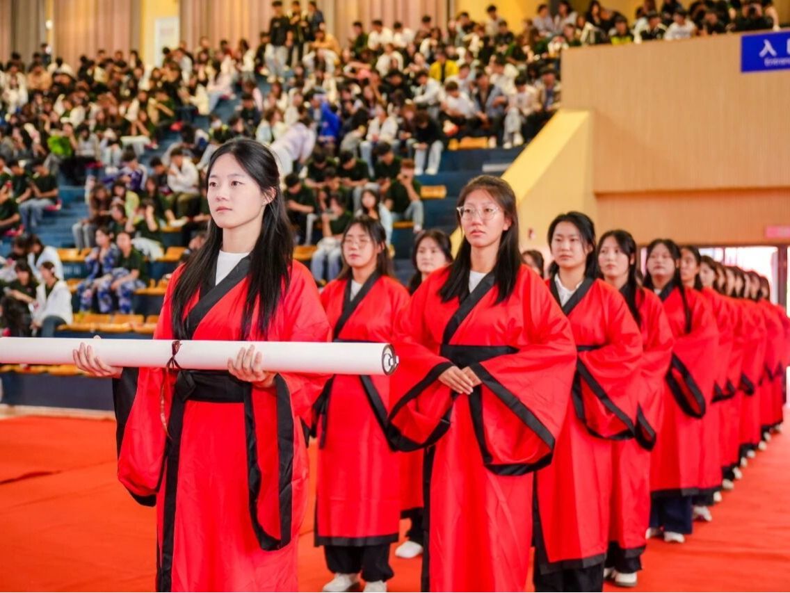 beat365正版唯一官网2025年开学典礼隆重举行，千余名新生开启逐梦新征程