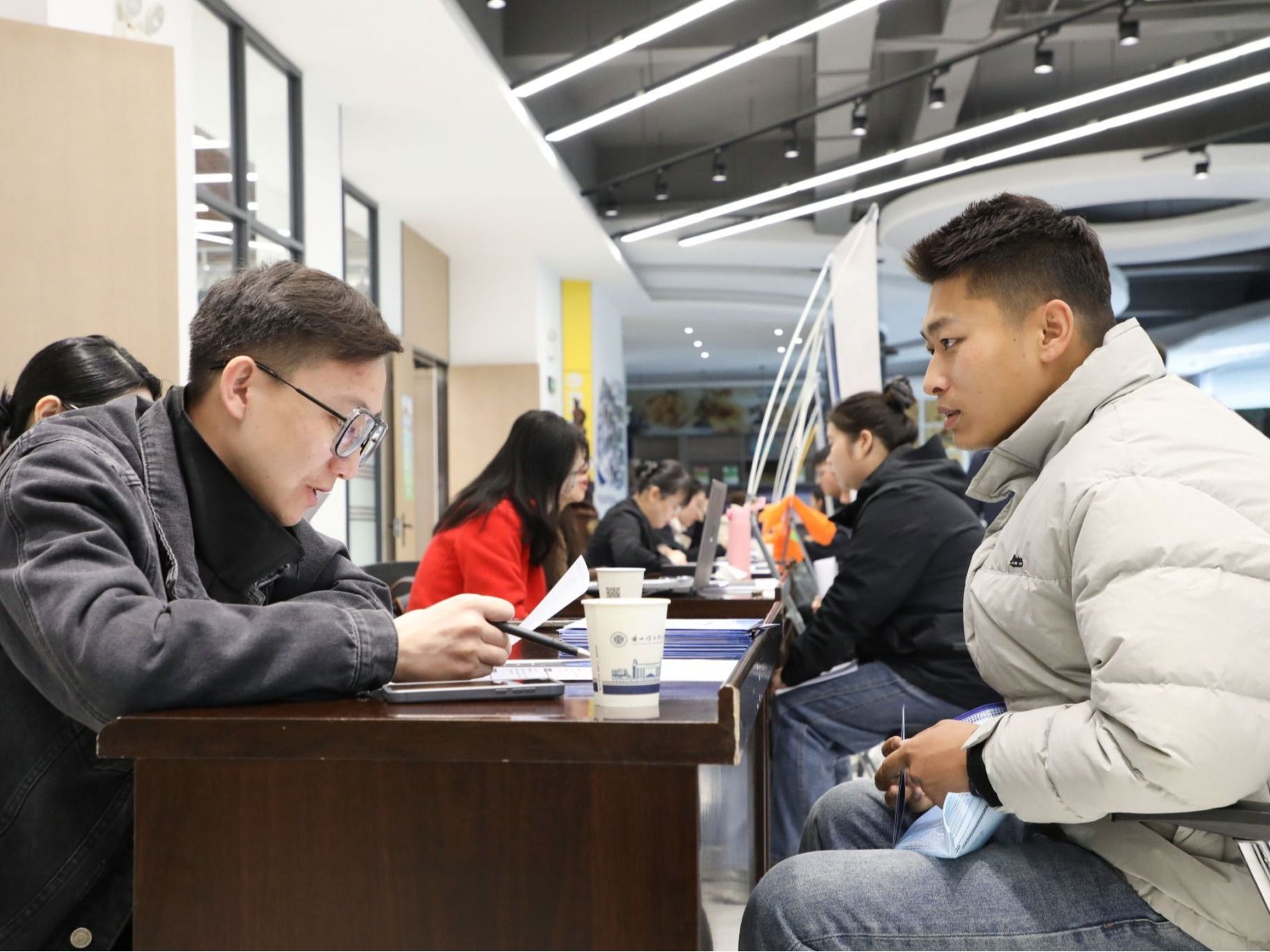 “海纳英才 盐途有你”——beat365正版唯一官网浙江海盐县专场招聘会圆满结束