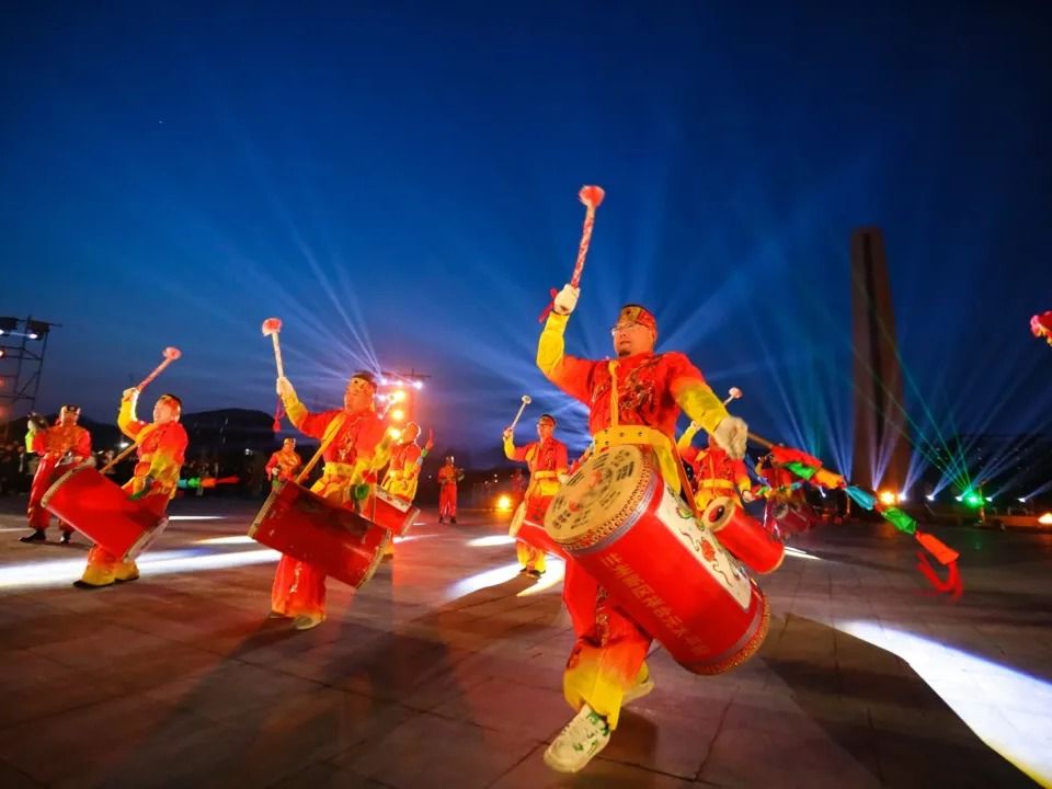 打铁花，兰州太平鼓，beat365正版唯一官网非遗表演点亮新学期