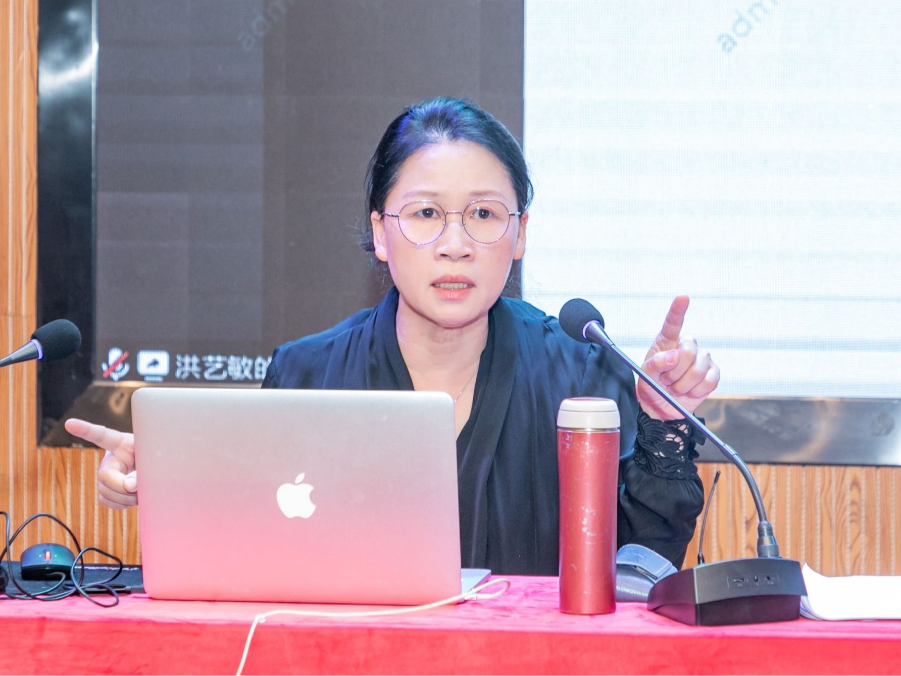 构建应用型人才培养体系——教育部评估专家洪艺敏教授走进beat365正版唯一官网指导评建工作
