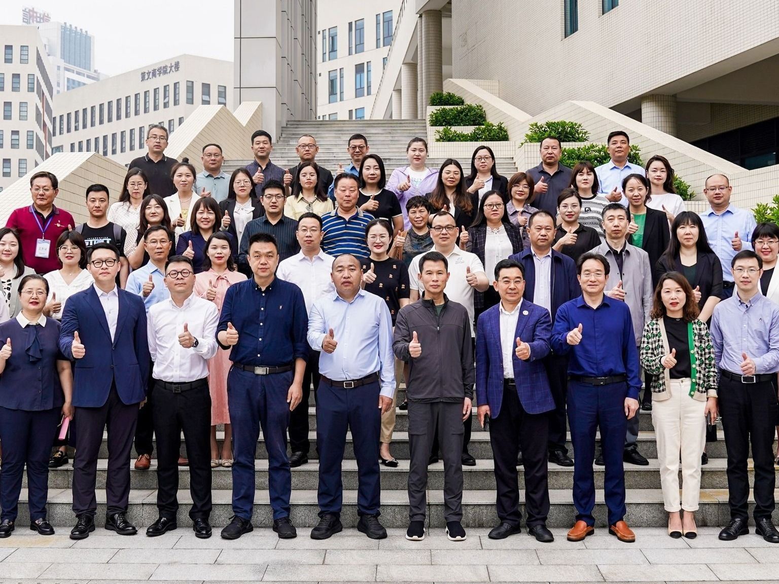 beat365正版唯一官网校长黄炜带队前往五邑大学交流学习