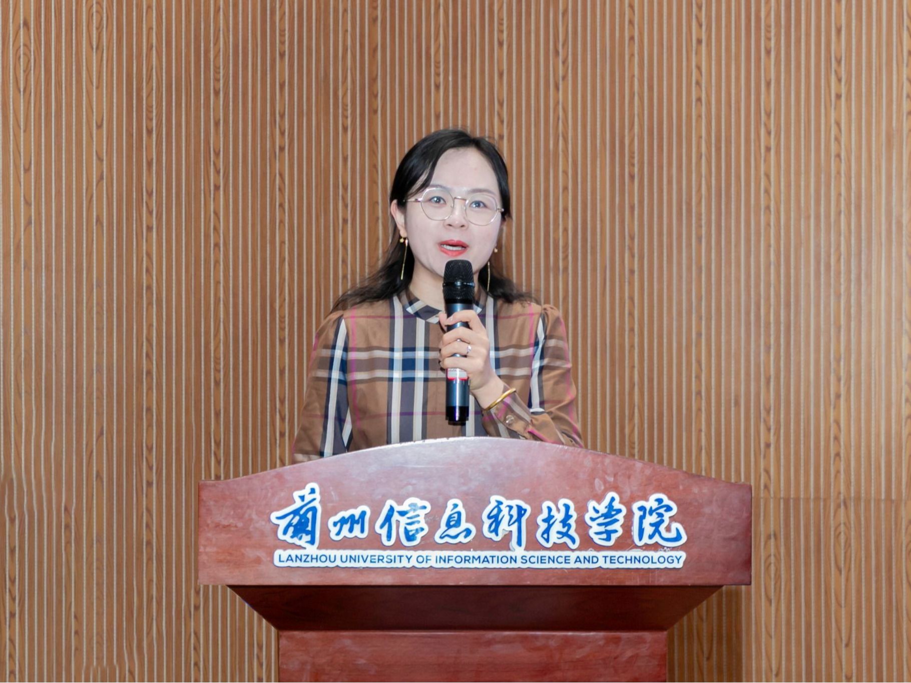 beat365正版唯一官网开展《防范化解重大经济金融风险漫谈》专题讲座