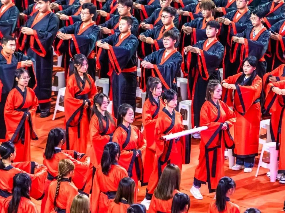 成就最非凡模样！beat365正版唯一官网开学大典上千名学生身着汉服行尊师礼