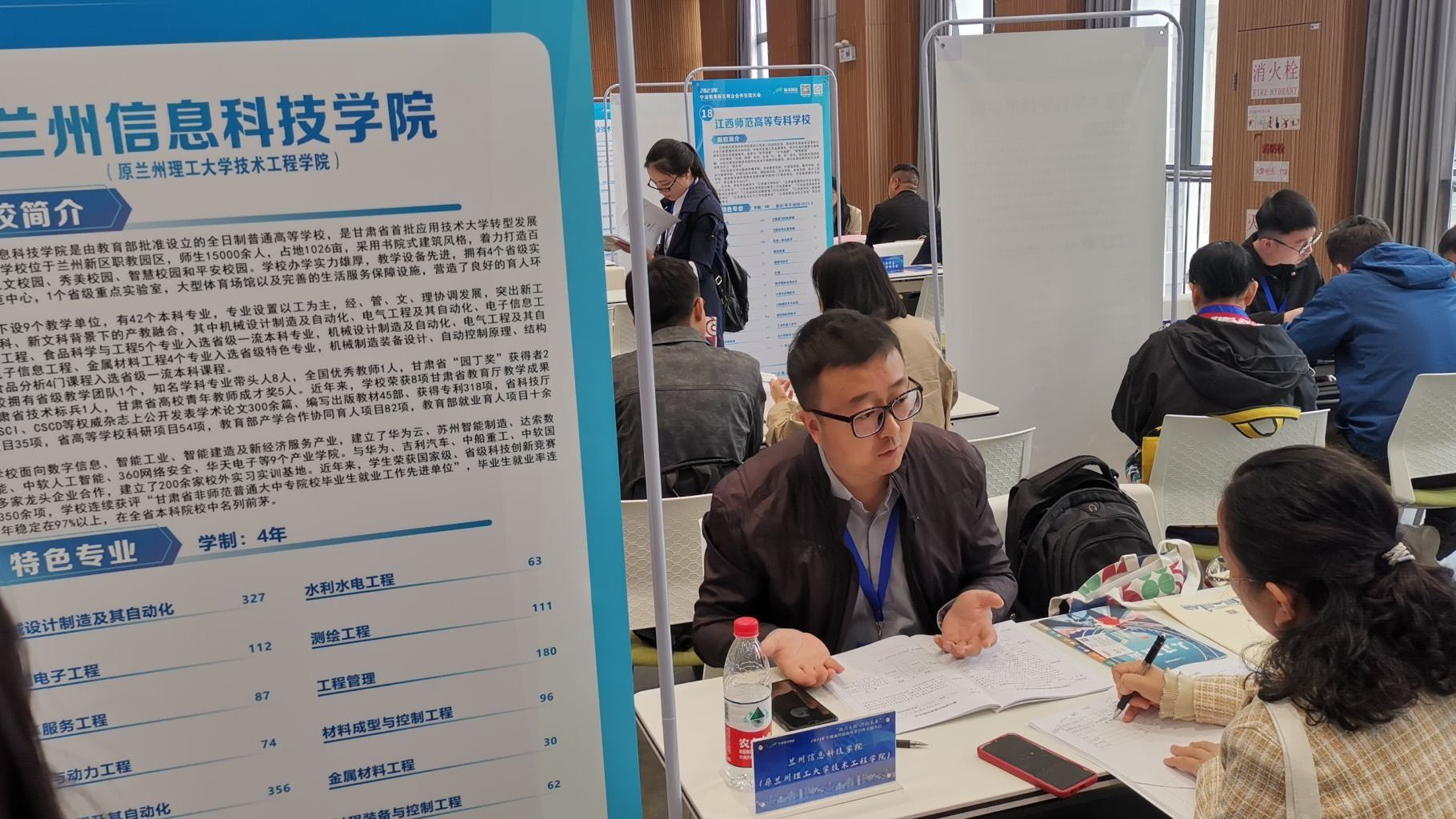 “搭建沟通桥梁 密切校地合作” beat365正版唯一官网参加宁波前湾新区校企合作交流大会