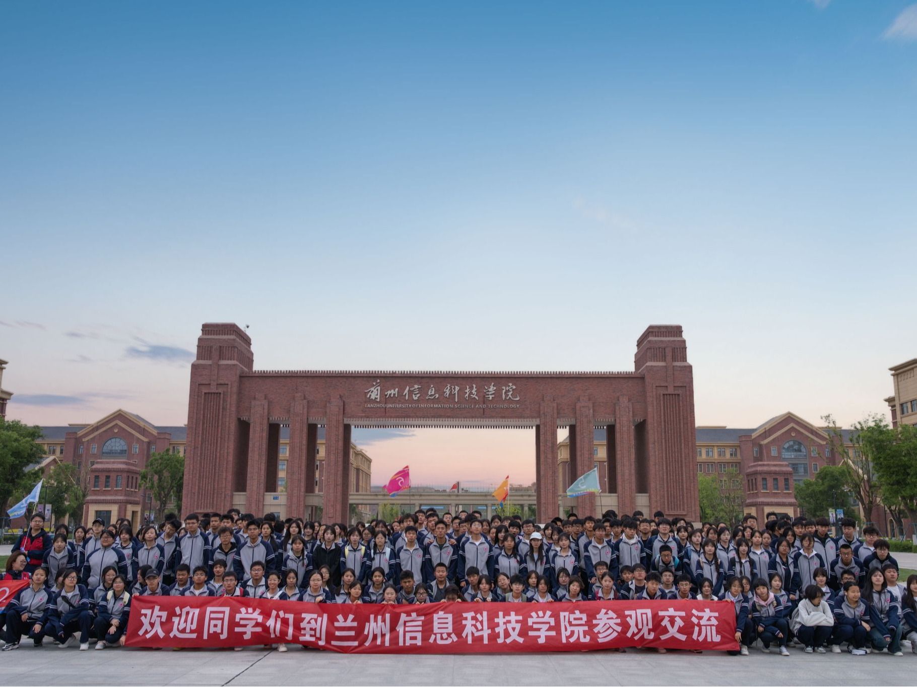 探秘数智化高校，点亮科技梦想  beat365正版唯一官网举行研学实践活动