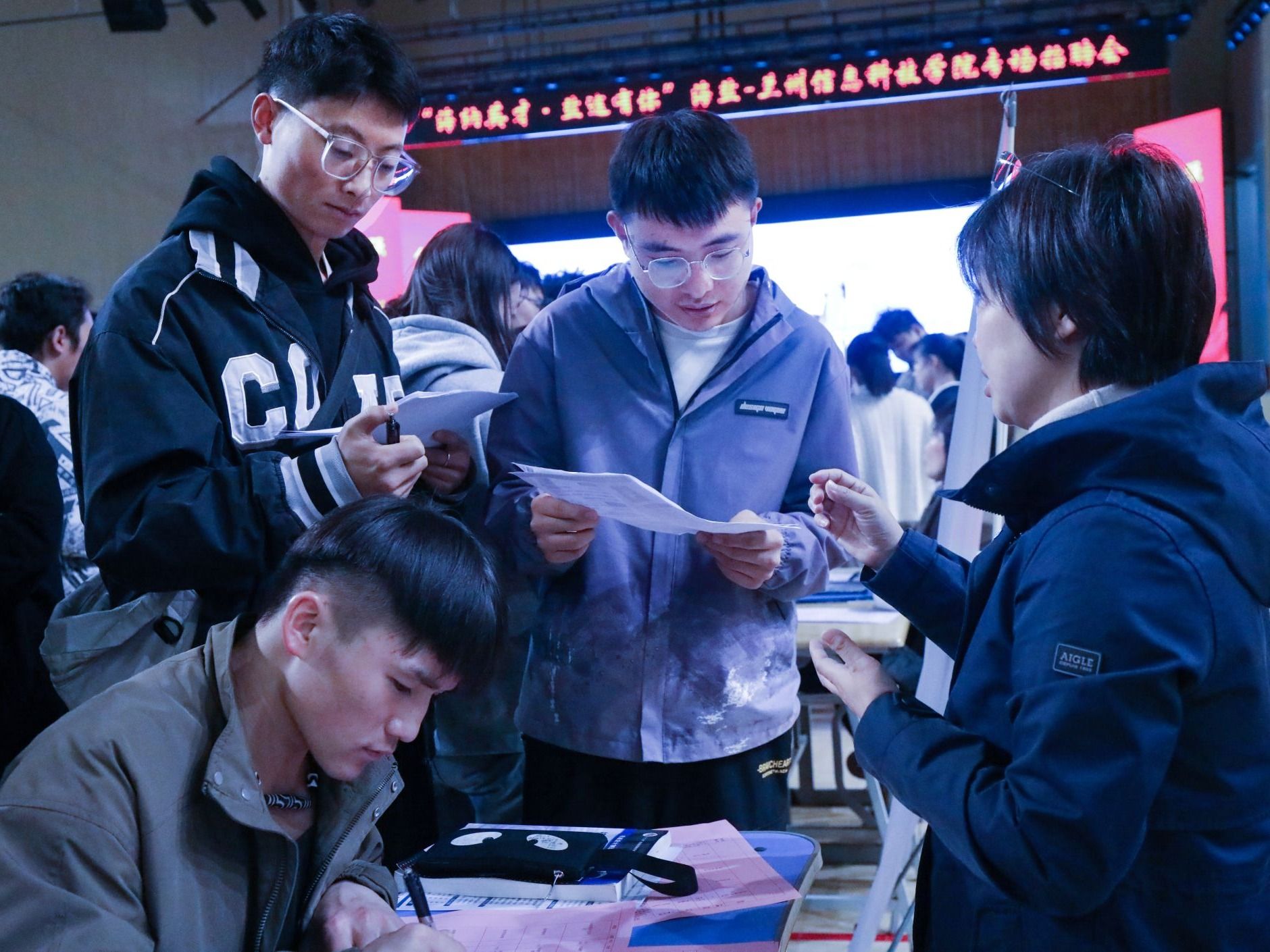 beat365正版唯一官网举办“海纳英才·盐途有你”浙江海盐引才专场招聘会