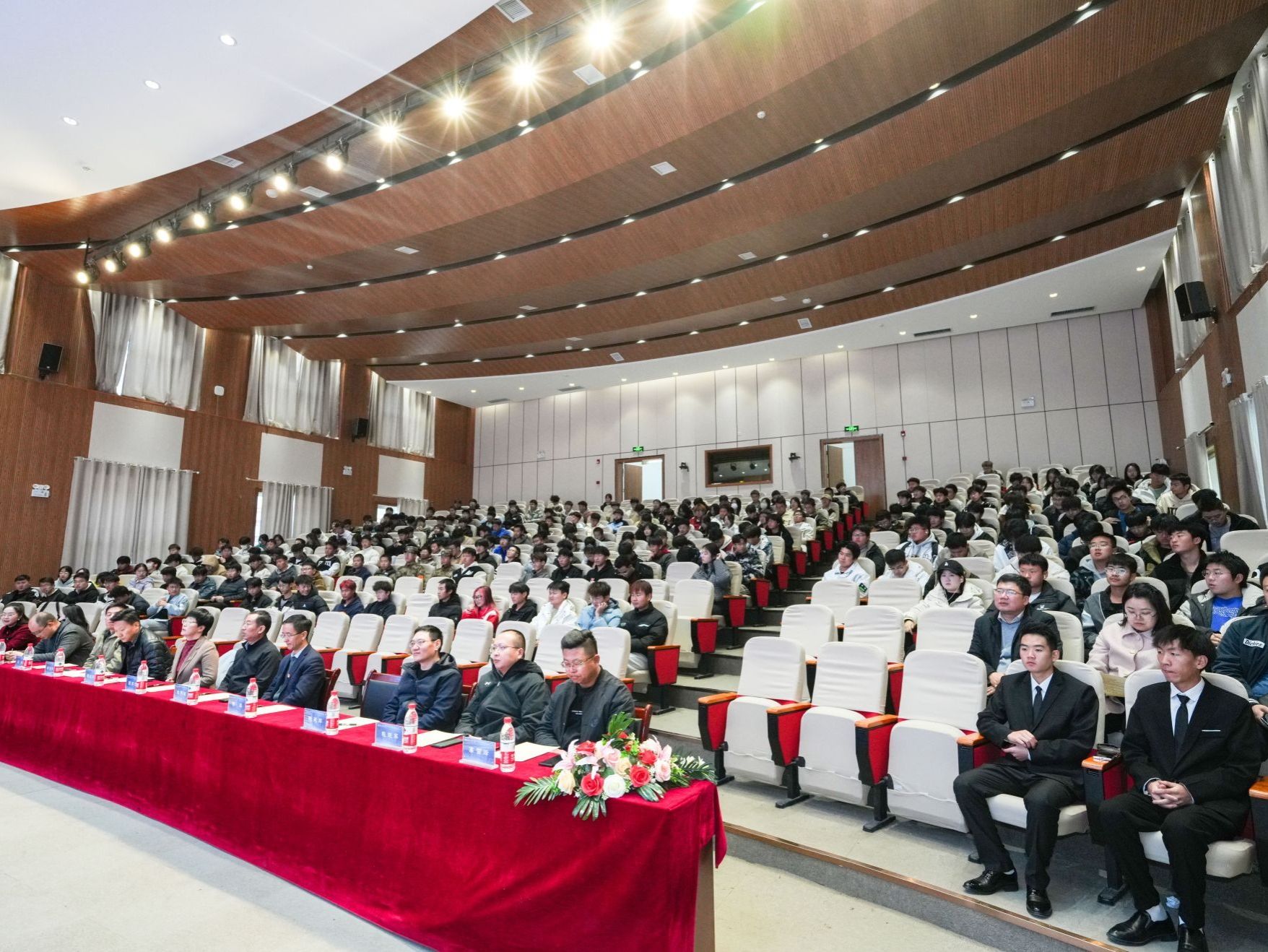 中科院首席科学家杨磊应邀为beat365正版唯一官网师生作讲座