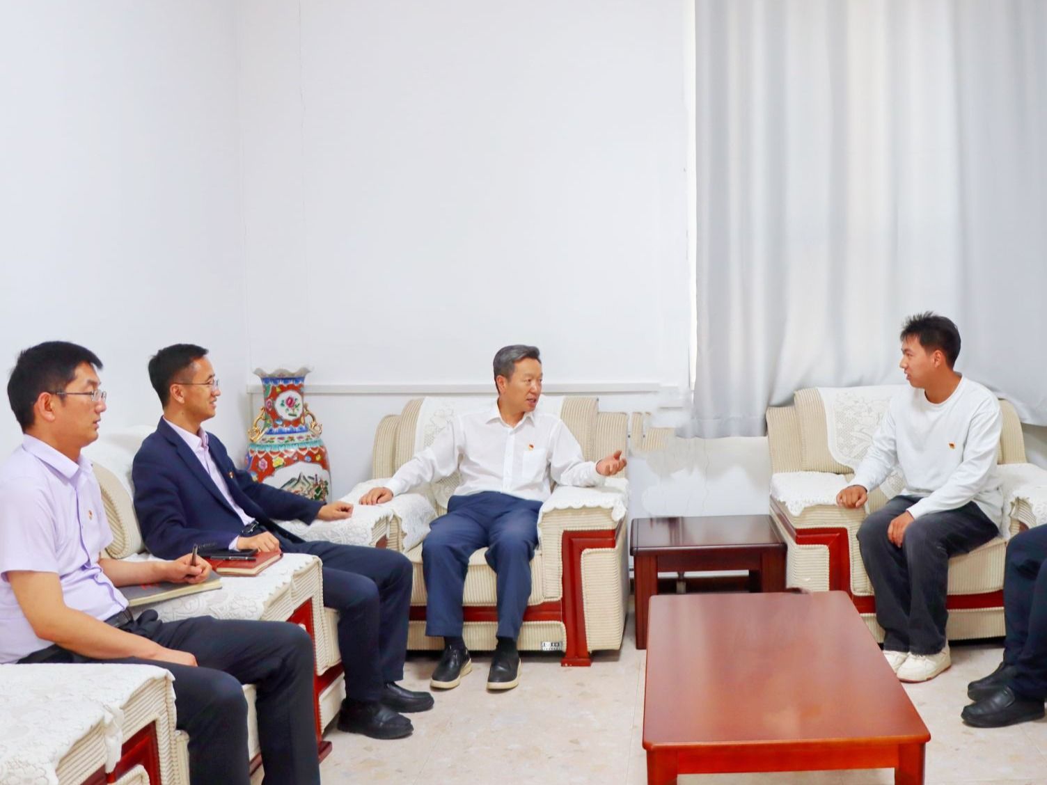 beat365正版唯一官网党委书记与省人大代表学生深入交谈，共话育人与履职